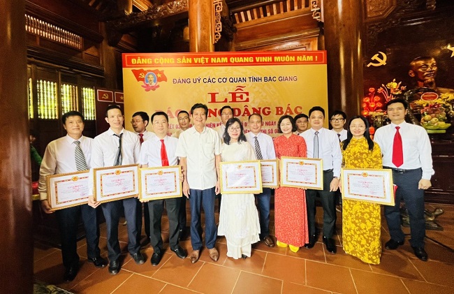 Lãnh đạo Đảng ủy các cơ quan tỉnh Bắc Giang khen thưởng các tập thể tiêu biểu trong học tập và làm theo Bác.