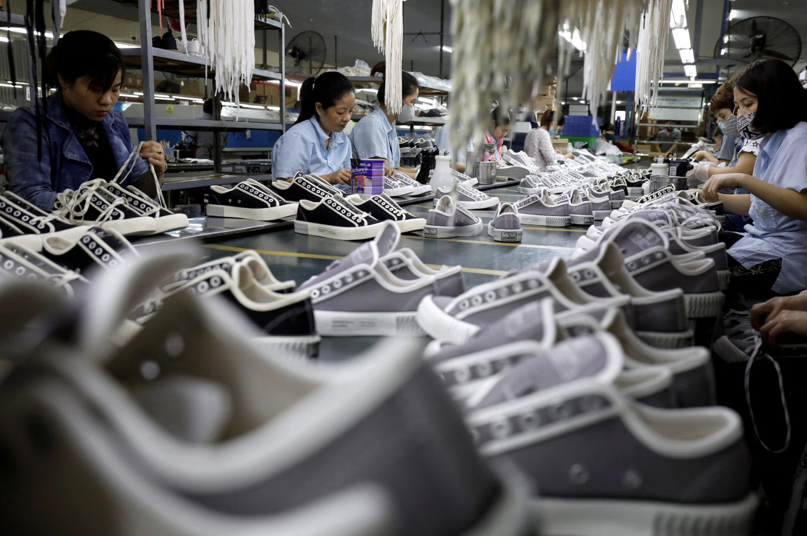 Công nhân làm việc tại một nhà máy giày xuất khẩu ở Hà Nội