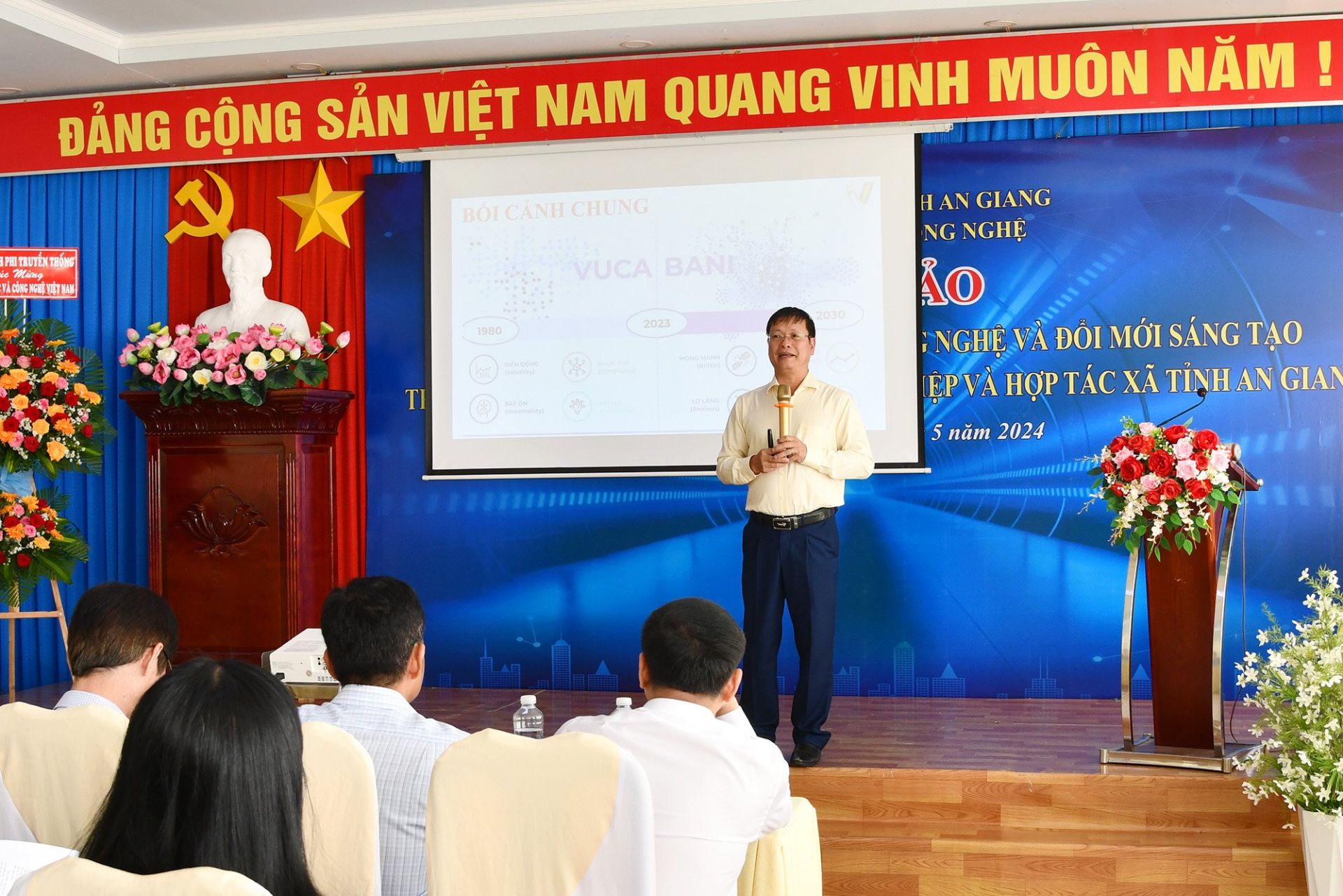 Tiến sĩ Trần Quý, Viện trưởng Viện Phát triển Kinh tế số Việt Nam báo cáo tham luận tại Hội thảo