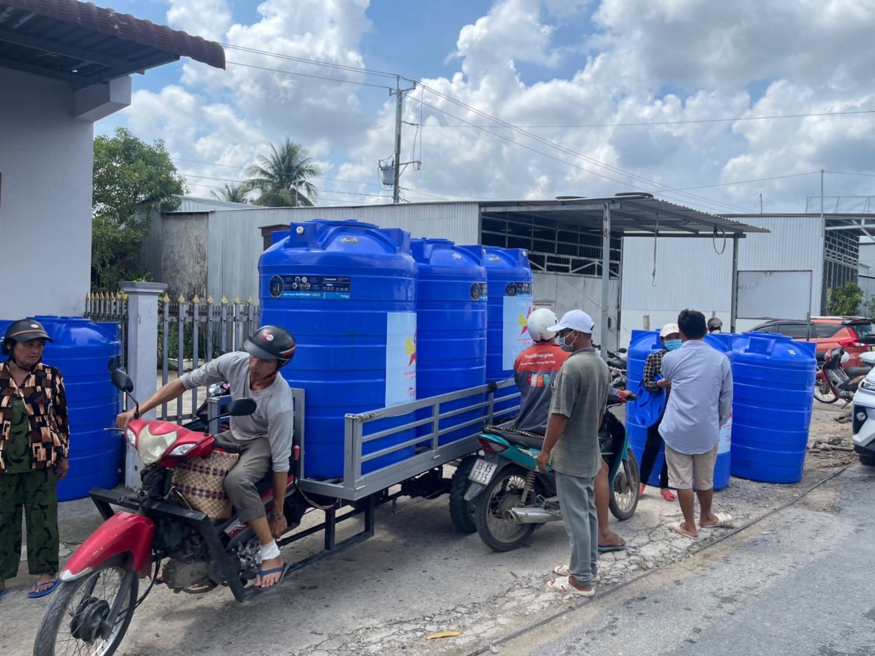 Bồn chứa nước dung tích 1.000 lít được Trung ương Hội doanh nhân trẻ Việt Nam trao tặng cho bà con nhân dân bị ảnh hưởng bởi hạn mặn