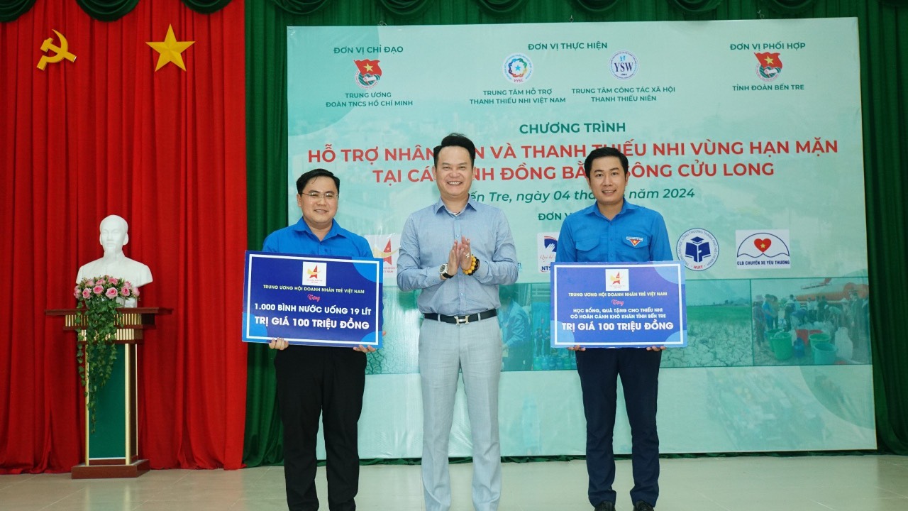 Chủ tịch T.Ư Hội Doanh nhân trẻ Việt Nam Đặng Hồng Anh trao biểu trưng tặng nước uống cho Tỉnh Đoàn Bến Tre. Ảnh: Hòa Hội