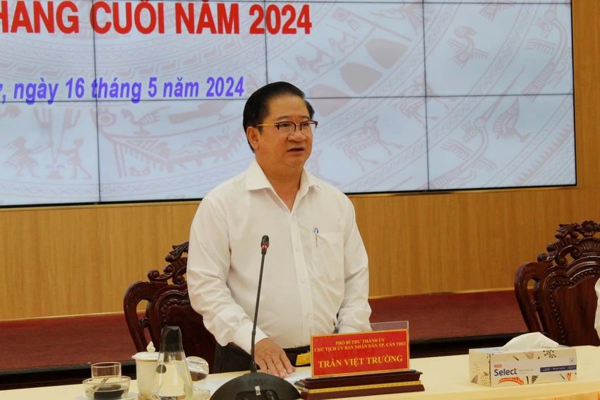 Chủ tịch UBND TP Cần Thơ Trần Việt Trường phát biểu tại hội nghị. Ảnh: NHẪN NAM