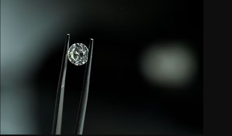 Sự lấp lánh của những viên kim cương được tạo ra trong phòng thí nghiệm của Ấn Độ liệu có tồn tại mãi mãi?
