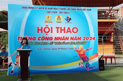 Bà Nguyễn Thị Thu Hằng – Chủ tịch Công đoàn cơ sở, Phó Giám đốc Công ty XSKT Bình Dương phát biểu khai mạc Tháng Công nhân và Hội thao giải bóng đá nam, bóng đá nữ