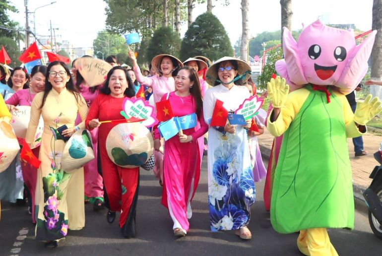 Đồng Tháp: 5.500 phụ nữ diễu hành áo dài mừng sinh nhật Bác