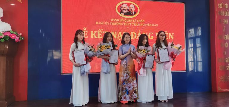 Hải Phòng: 4 học sinh ưu tú trường THPT Trần Nguyên Hãn (quận Lê Chân) được kết nạp Đảng