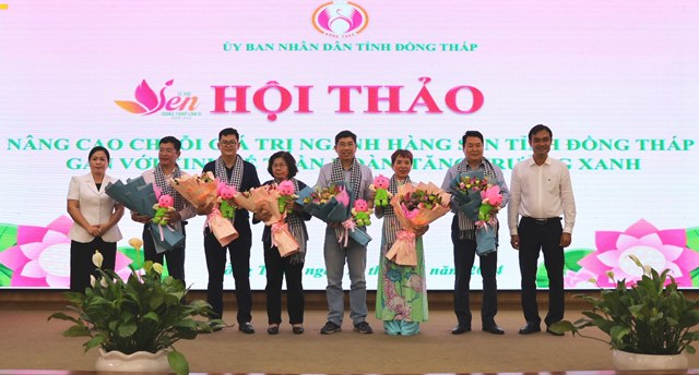 Ông Nguyễn Văn Vũ Minh - Tỉnh ủy viên, Giám đốc Sở Nông nghiệp và Phát triển nông thôn và bà Võ Phương Thủy - Giám đốc Sở Công Thương  trao hoa cho các chuyên gia có tham luận tại hội thảo