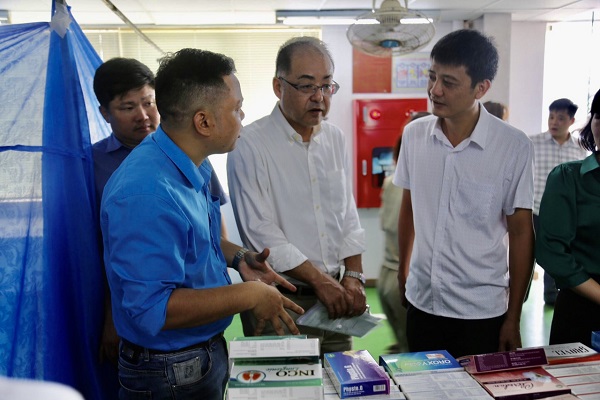 Lãnh đạo Đảng uỷ Khối cơ quan và doanh nghiệp tỉnh Thanh Hoá cùng Giám đốc Công ty Sakurai Việt Nam tại buổi khám, tư vấn và cấp phát thuốc miễn phí cho công nhân, người lao động