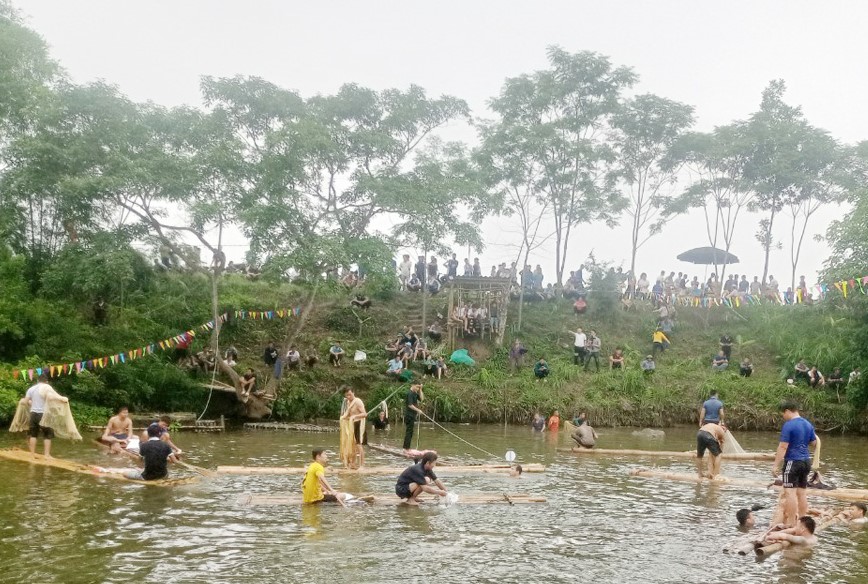 Hòa Bình: Hàng nghìn người tham gia Lễ hội đánh cá suối truyền thống xã Lỗ Sơn năm 2024