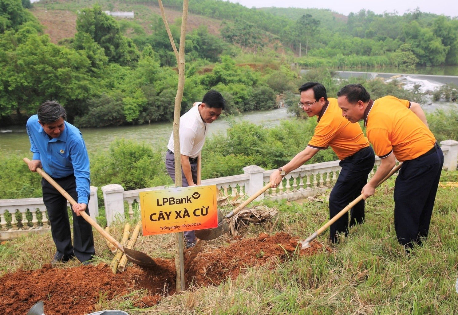 Ban lãnh đạo LPBank trồng cây tại Khu di tích lịch sử Chính phủ, huyện Sơn Dương, tỉnh Tuyên Quang.