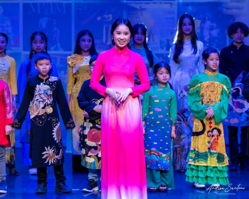 NTK Anna Hoàng trình diễn các bộ sưu tập áo dài thương hiệu Love Collection dành cho người lớn và trẻ em
