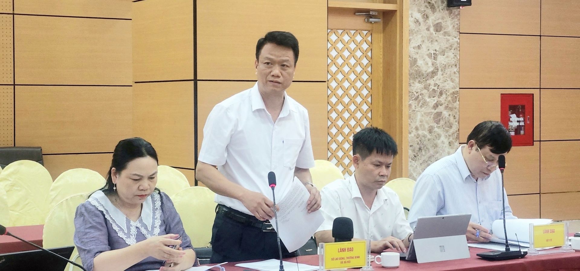 Ông Vũ Quang Trực, Phó Giám đốc Sở LĐ-TB&XH thông tin tại hội nghị.