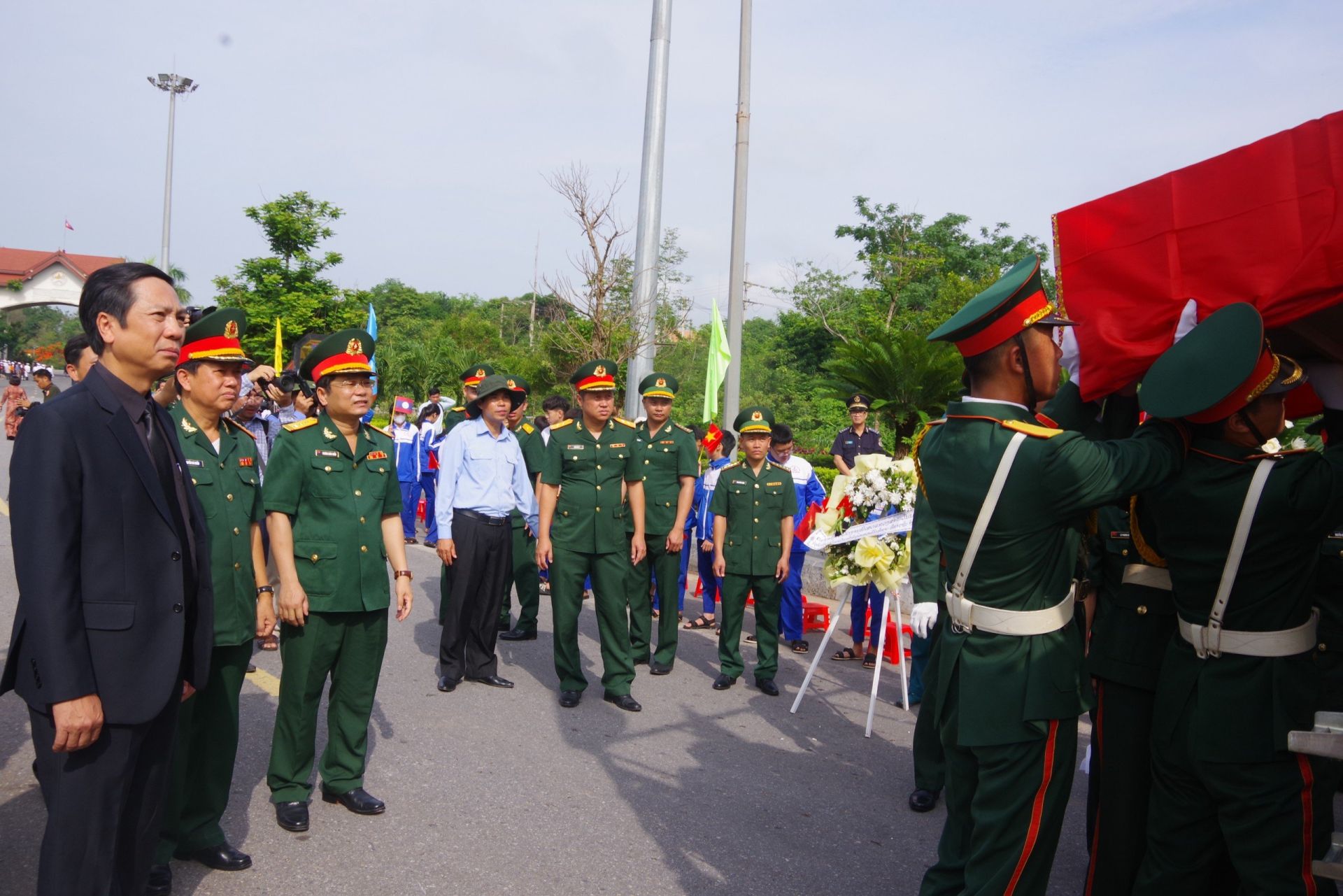Lễ bàn giao và đón nhận hài cốt liệt sĩ quân tình nguyện và chuyên gia Việt Nam hi sinh tại Lào mùa khô 2023-2024 được tổ chức trang nghiêm, trọng thể