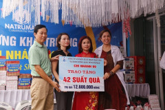 Thế giới sữa non Natrumax Chi nhánh 99 tặng quà cho nạn nhân chất độc da cam tại xã Đông Thọ, thành phố Thái Bình