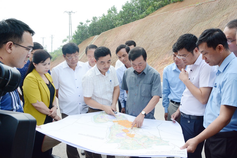 Chủ tịch UBND tỉnh Bùi Văn Quang kiểm tra vị trí xây dựng Khu công nghiệp Phù Ninh