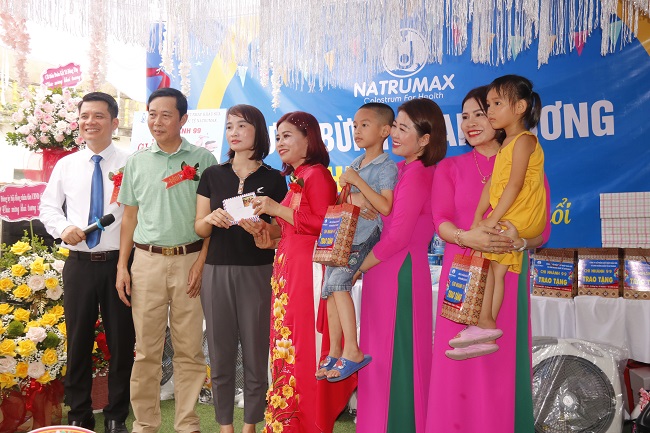 Bà Phạm Thị Vịnh - Trưởng CN 99 (người đứng thứ 3 bên phải) trao quà cho học sinh trường mầm non xã Đông Thọ hoàn cảnh khó khăn
