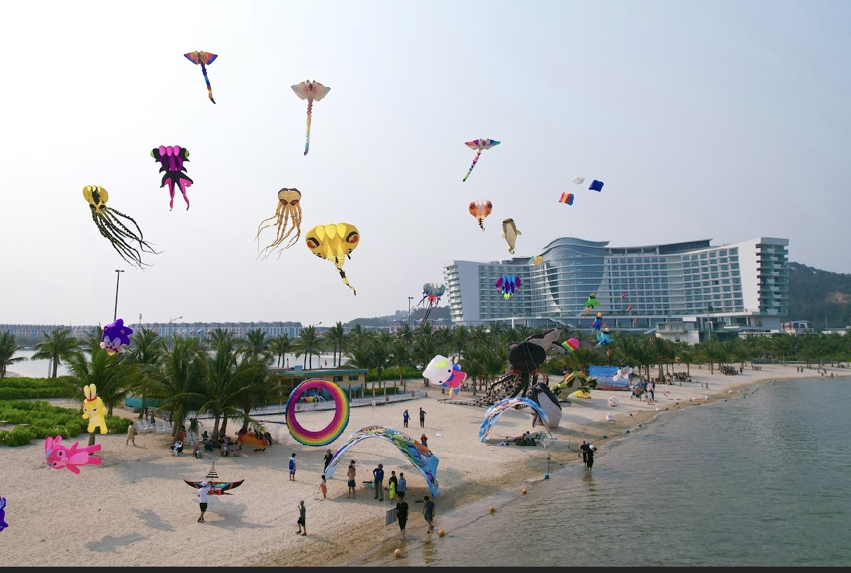 Bãi biển Vụng Hương được đầu tư chuyên nghiệp đã mở qcửa miễn phí phục vụ du khách tới Đồ Sơn. Ảnh: Khu du lịch Quốc tế Đồi Rồng