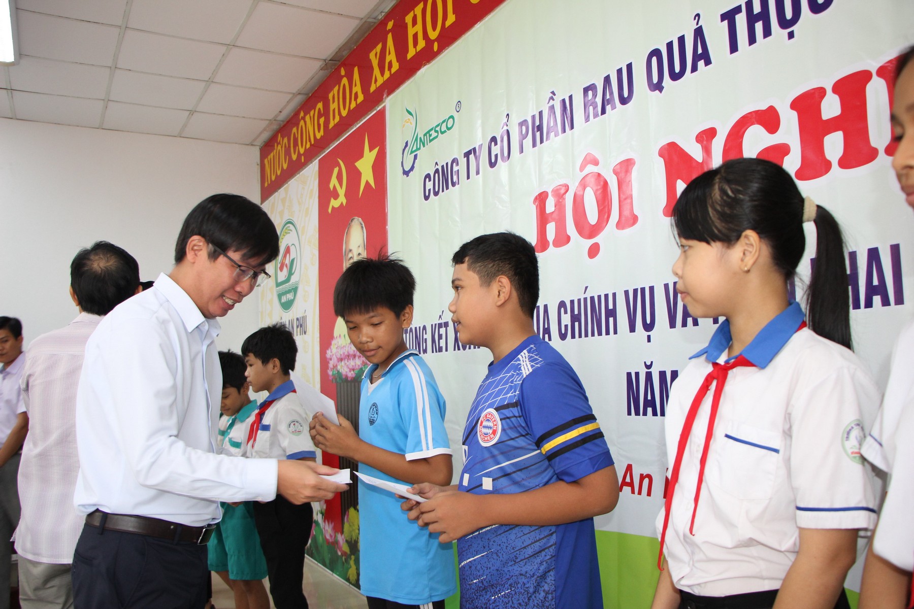 Tổng Giám đốc Công ty Antesco Nguyễn Hoàng Minh trao quà học bổng cho học sinh