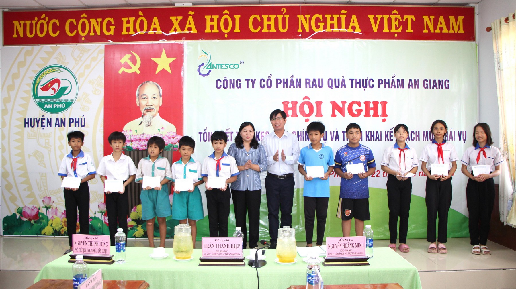 Tổng Giám đốc Công ty Antesco Nguyễn Hoàng Minh và Phó Chủ tịch UBND huyện An Phú Nguyễn Thị Phướng trao quà học bổng cho học sinh