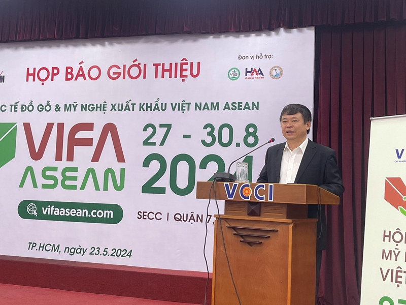 Ông Trần Ngọc Liêm - Giám đốc VCCI-HCM phát biểu tại họp báo ngày 23.5