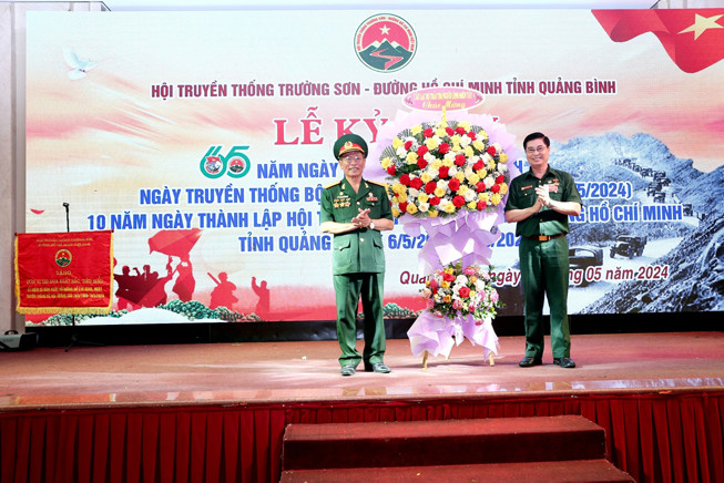 CLB Trái tim người lính miền Tây tặng hoa chúc mừng Lễ kỷ niệm 65 năm ngày truyền thống Trường Sơn - đường Hồ Chí Minh.