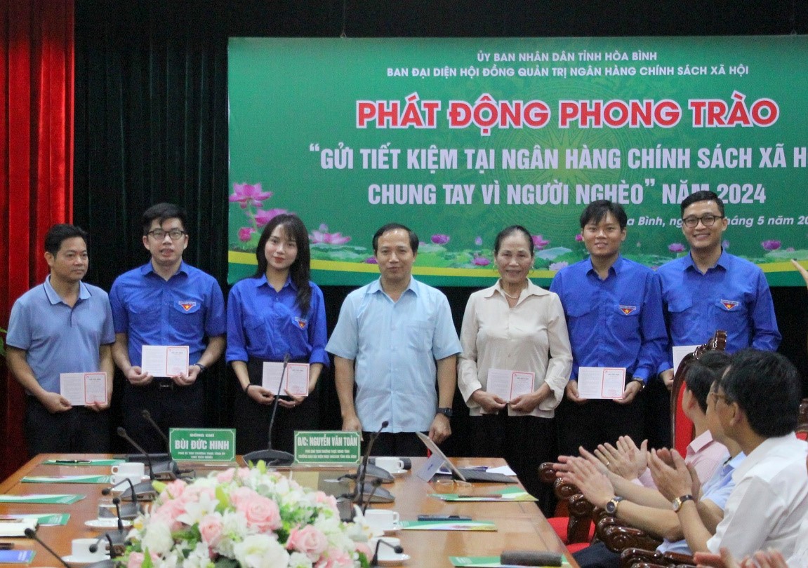 Phó Chủ tịch Thường trực UBND tỉnh Hòa Bình Nguyễn Văn Toàn, Trưởng Ban đại diện HĐQT Ngân hàng CSXH tỉnh trao sổ tiết kiệm cho các cá nhân
