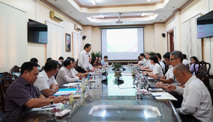 Giám đốc Sở Xây dựng Trần Ngô Minh Tuấn thông tin với đoàn về tình hình xử lý nước thải tại địa phương