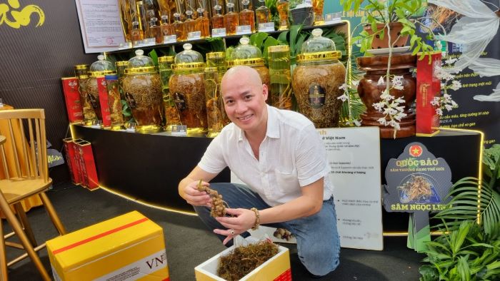 Ông Ngô Minh Luận- Tổng Giám đốc Nam Dược Trị Nam Nhân giới thiệu những cây sâm còn tươi đến khách hàng