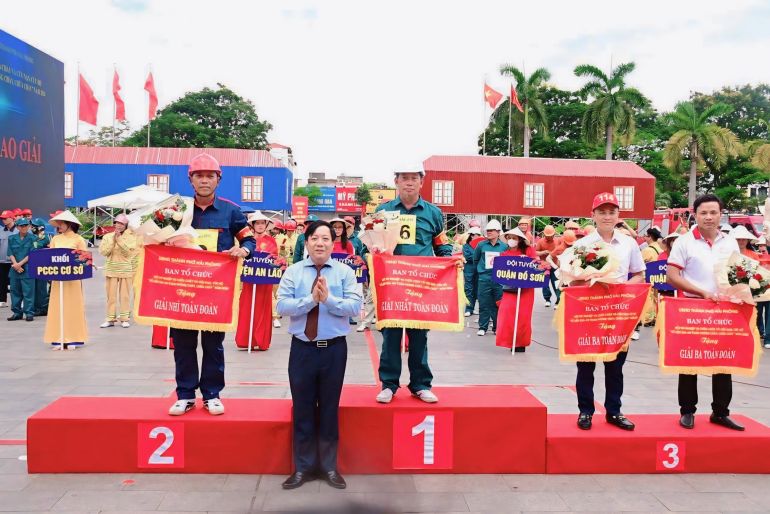 Phó Chủ tịch UBND thành phố Nguyễn Đức Thọ trao thưởng các Đội đạt giải cao tại Hội thi.