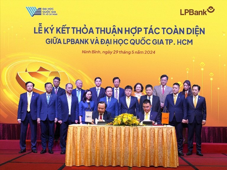 Ảnh minh họaPGS.TS Vũ Hải Quân, Ủy viên Trung Ương Đảng, Bí thư Đảng ủy, Giám đốc ĐHQG-HCM (bên trái) và ông Hồ Nam Tiến - Tổng Giám đốc LPBank (bên phải) thực hiện ký kết thỏa thuận hợp tác toàn diện