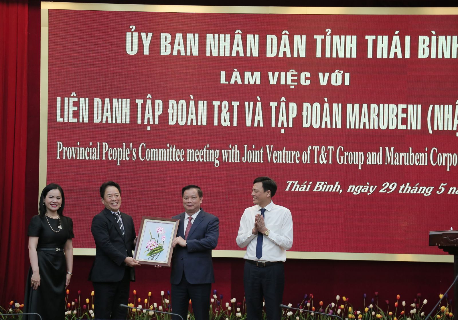 Nguyễn Khắc Thận, Phó Bí thư Tỉnh ủy, Chủ tịch UBND tỉnh tặng quà lưu niệm của tỉnh cho liên danh Tập đoàn T&T và Tập đoàn Marubeni