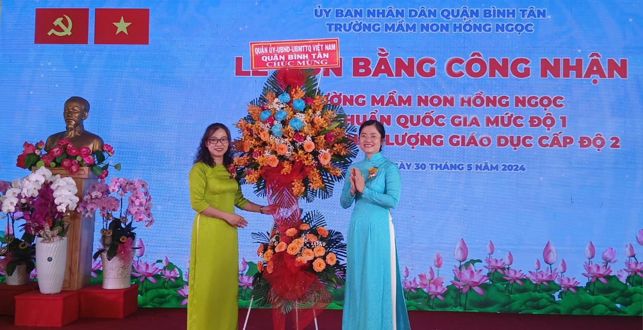 Thay  mặt lãnh đạo quận Bình Tân, Bà Lê Thị Ngọc Dung - Quận ủy viên, Phó chủ tịch UBND quận tặng hoa chúc mừng.