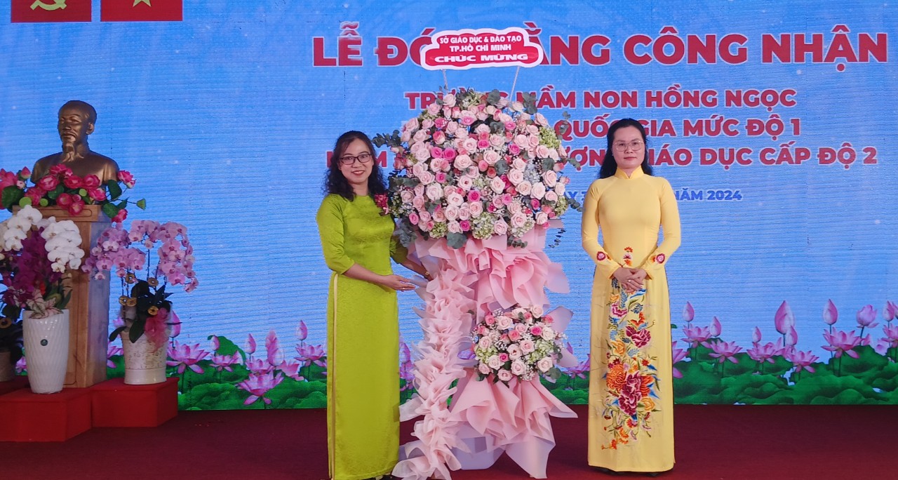 Bà Lê Thụy Mỵ Châu - Phó giám đốc Sở GD&ĐT TP  tặng hoa chúc mừng cho trường Mầm  non  Hồng Ngọc.