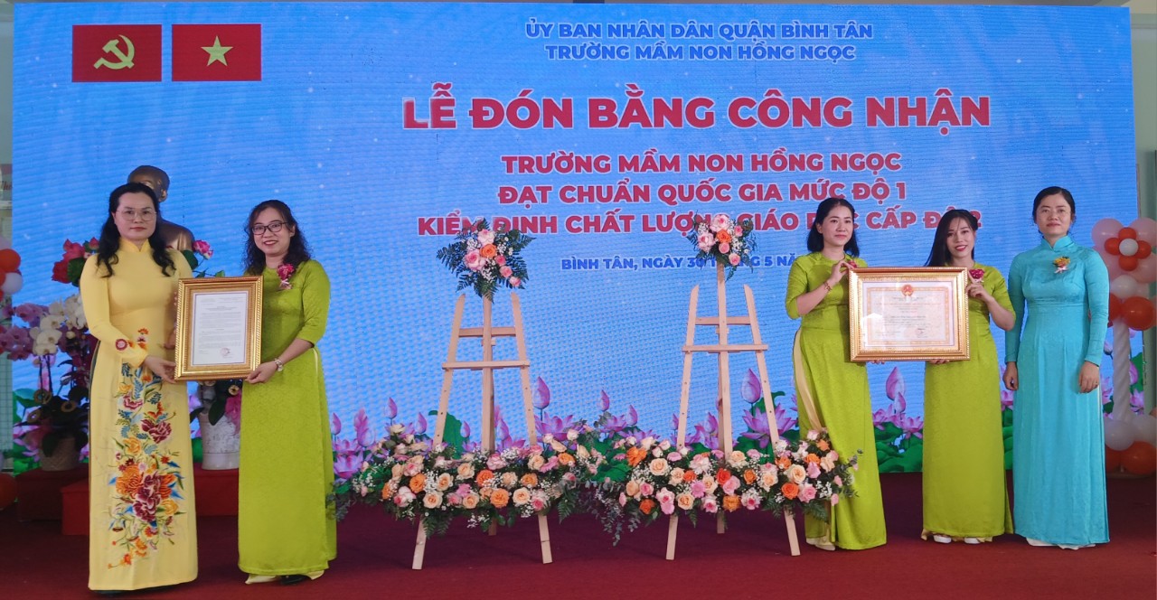 Bà: Lê Thuỵ Mỵ Châu - Phó giám đốc Sở  GD-ĐT Thành phố và bà: Lê Thị Ngọc Dung - Phó chủ tịch UBND quận trao quyết định Giấy chứng nhận trường Mầm non  Hồng Ngọc đạt Kiểm định chất lượng giáo dục cấp độ 2 cùng Quyết định và bằng công nhận trường MNHG đạt Chuẩn quốc gia mức độ 1.