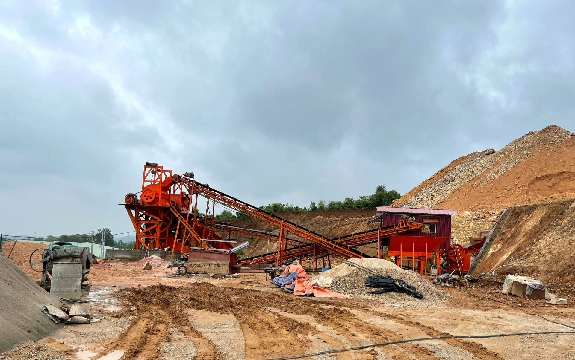 Cơ sở khai thác đá làm vật liệu xây dựng thông thường của Công ty cổ phần Thanh Nhàn (xã Thạch Khoán, huyện Thanh Sơn) chấp hành các quy định của pháp luật trong hoạt động khai thác khoáng sản