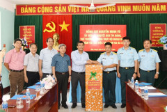 Thứ trưởng Bộ Ngoại giao thăm làm việc tại huyện Phú Quý - tỉnh Bình Thuận