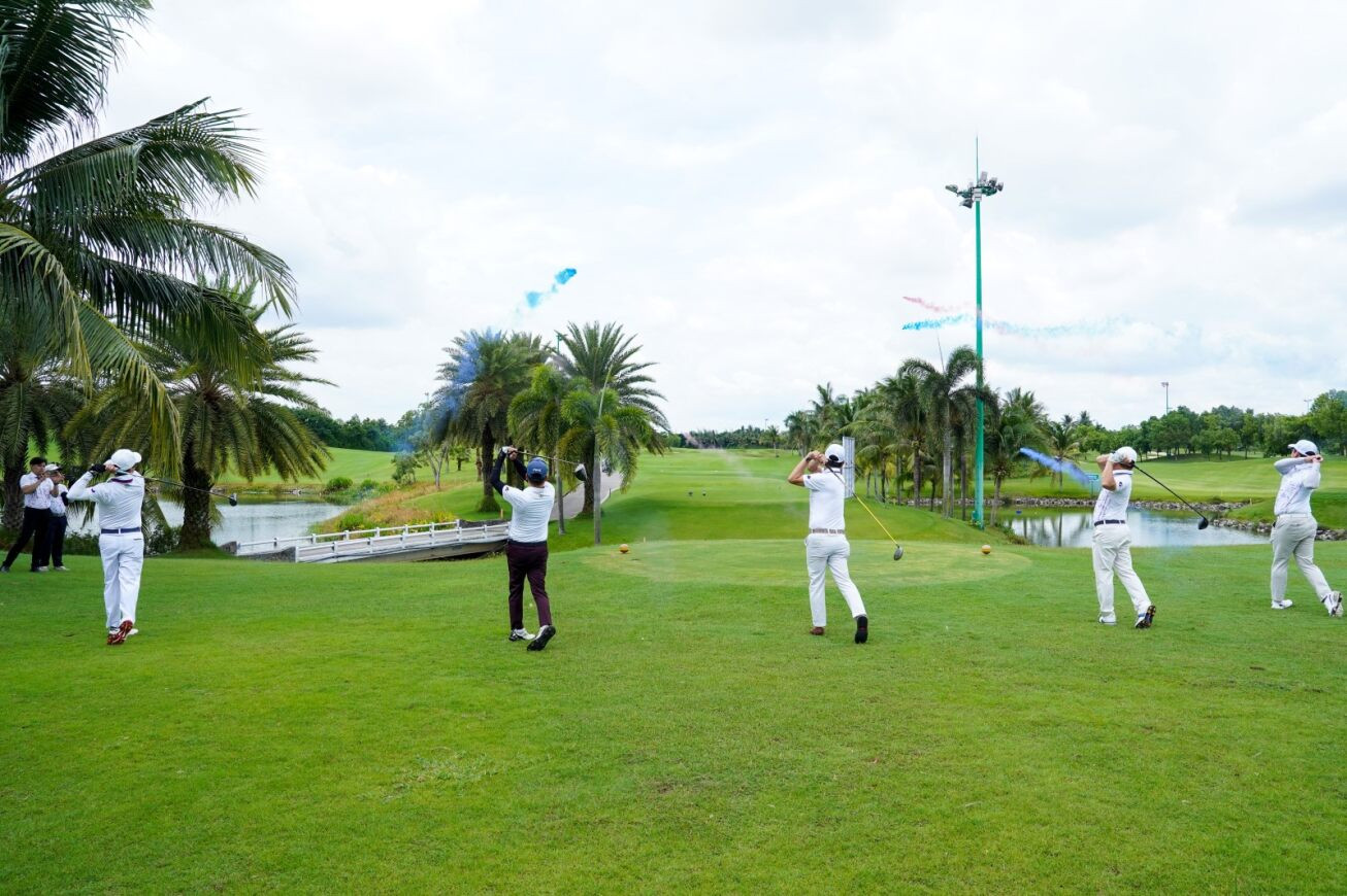 Các Golfer phát bóng khai mạc giải đấu.