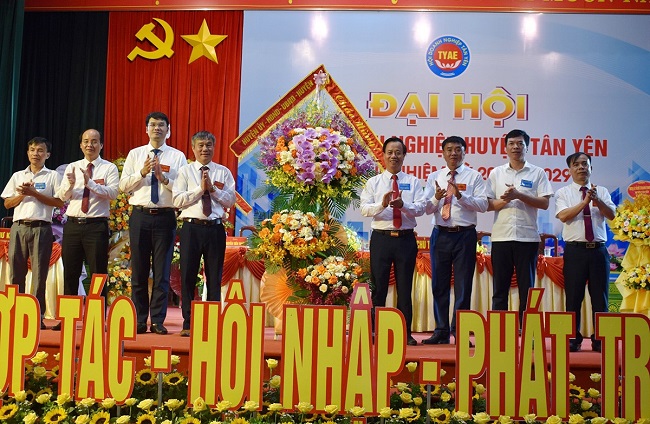 Lãnh đạo huyện Tân Yên tặng hoa, chúc mừng Đại hội.
