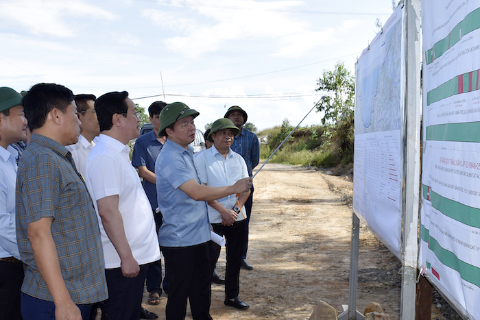 Ông Nguyễn Đức Trung - Chủ tịch UBND tỉnh Nghệ An nghe báo cáo tiến độ thực hiện dự án Đường ven biển (đoạn từ Km7 đến Km12)