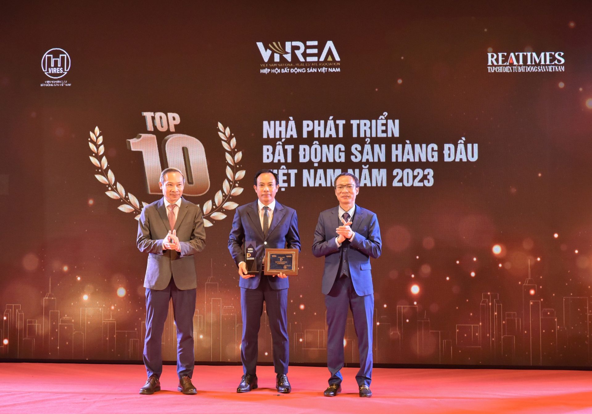 Đại diện Tập đoàn GELEXIMCO nhận phần thưởng Top 10 Nhà phát triển Bất động sản hàng đầu Việt Nam năm 2023