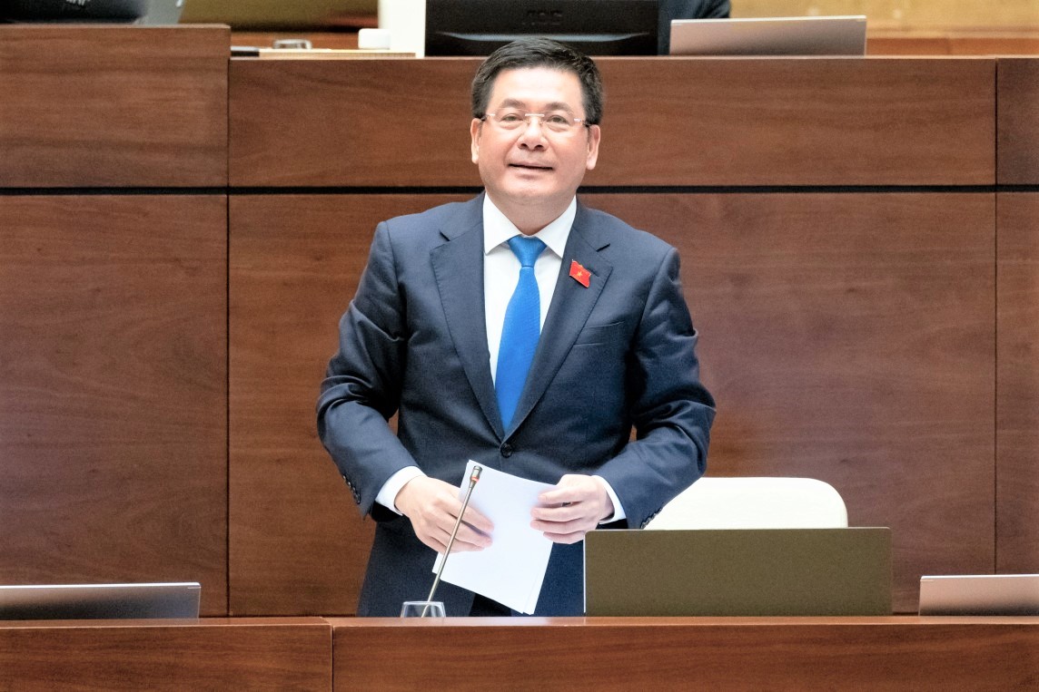 Bộ trưởng Nguyễn Hồng Diên trả lời chất vấn