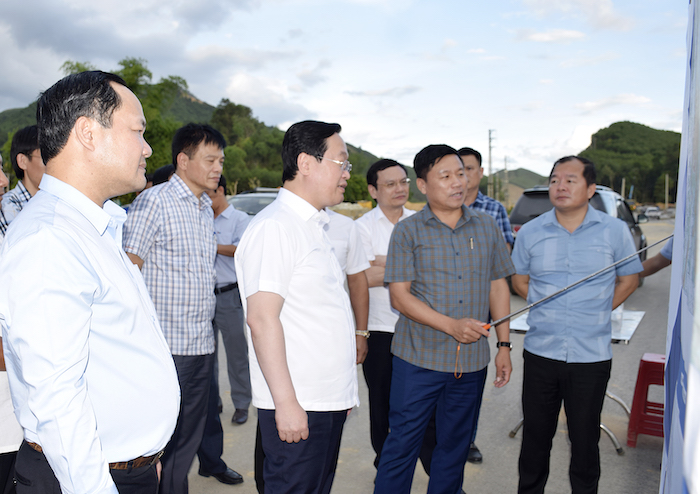 Chủ tịch UBND tỉnh Nghệ An Nguyễn Đức Trung nghe báo cáo tình hình thực hiện dự án Đường giao thông nối từ Quốc lộ 7C (huyện Đô Lương) đến đường Hồ Chí Minh (huyện Tân Kỳ) đoạn Km0 - Km21+363