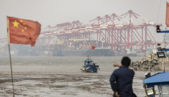 Xuất khẩu của Trung Quốc tăng mạnh hơn dự kiến ​​nhờ những thúc đẩy kinh tế