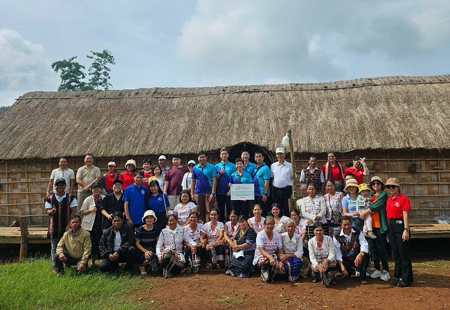 Đại diện OPES tham gia trao tặng cây sinh kế cho người dân tại xã Lộc Tân, huyện Bảo Lâm, tỉnh Lâm Đồng