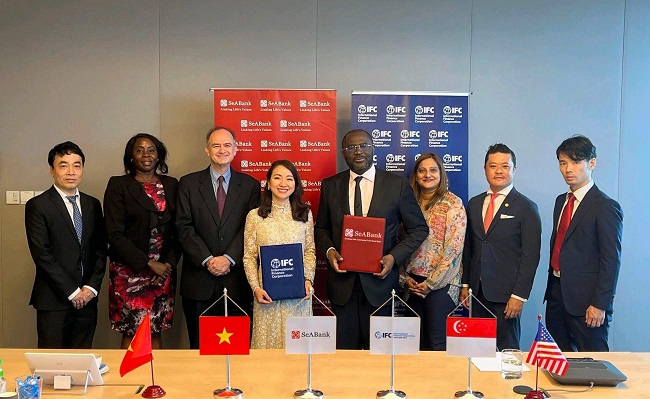 Đại diện  Lãnh đạo IFC và SeABank ký kết hợp tác tại Singapore