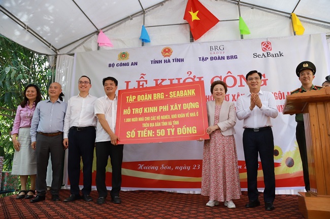 Lãnh đạo SeABank trao tặng nhà cho người nghèo tại tỉnh Hà Tĩnh