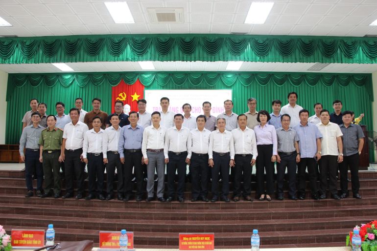 Đoàn công tác chụp ảnh lưu niệm cùng lãnh đạo địa phương tỉnh Long An và huyện Thủ Thừa