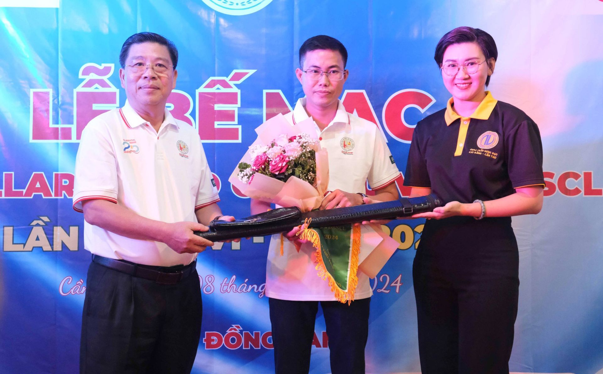 TS Lê Sơn Hải, nguyên Thứ trưởng, Phó Chủ nhiệm Ủy ban Dân tộc, Chủ tịch Liên đoàn Billiards & Snooker Việt Nam và nhà tài trợ tặng cây cơ trị giá 5 triệu đồng cho cơ thủ triển vọng giải đấu.