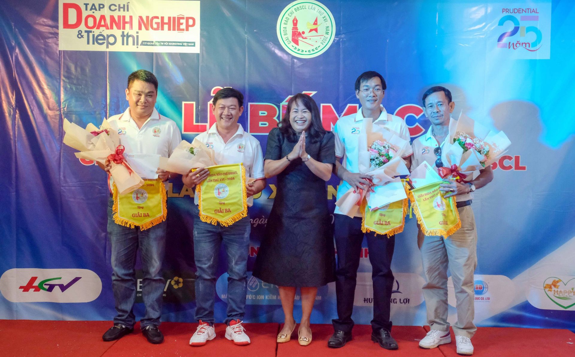 Bà Trần Thị Phương Lan, Giám đốc Quản lý truyền thông địa phương Công ty Bảo hiểm Prudential trao Giải Ba cho các cơ thủ.