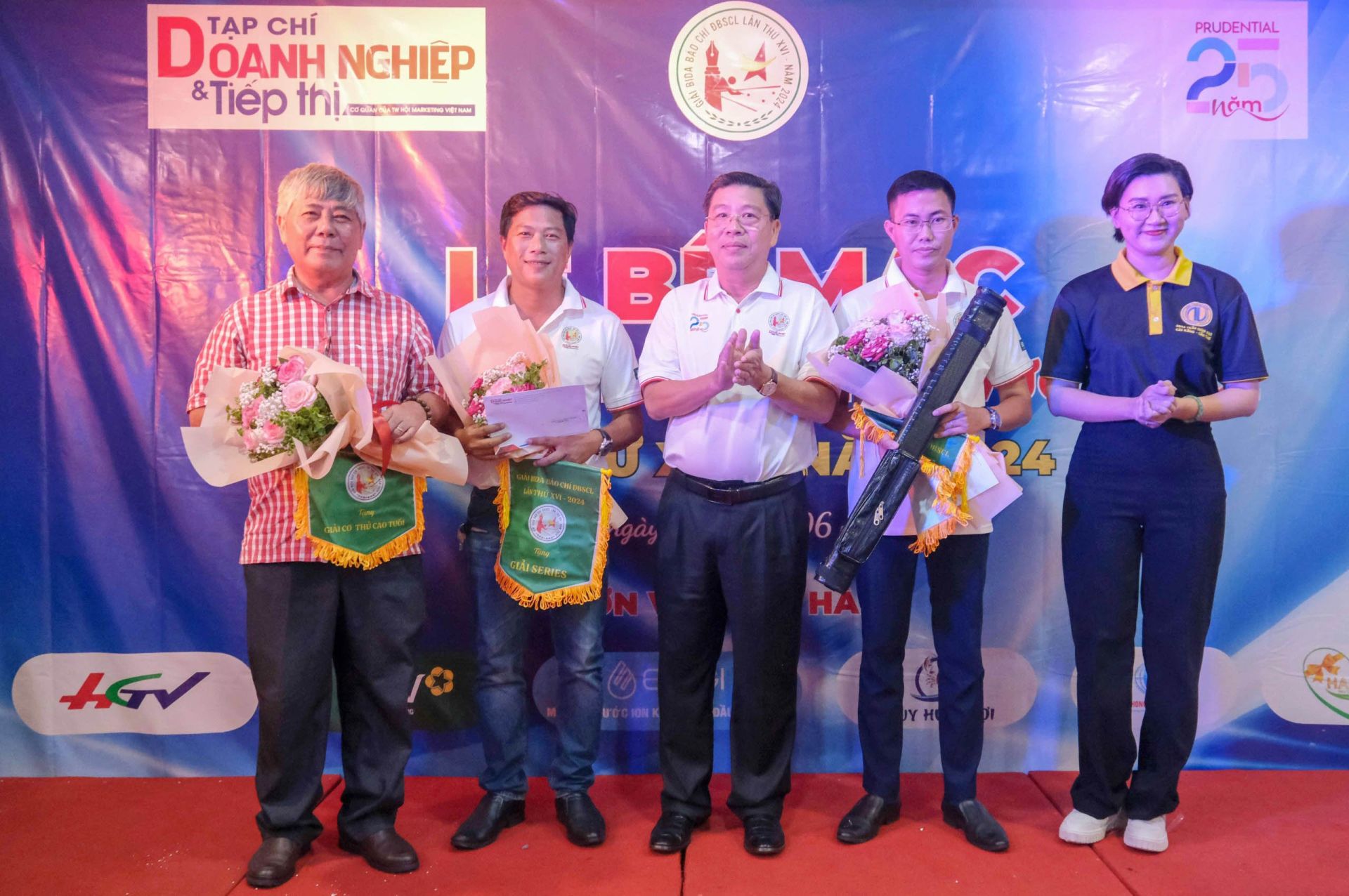 TS Lê Sơn Hải, nguyên Thứ trưởng, Phó Chủ nhiệm Ủy ban Dân tộc, Chủ tịch Liên đoàn Billiards & Snooker Việt Nam trao Giải Seri cao điểm nhất, Giải cho cơ thủ cao tuổi nhất và Giải cơ thủ triển vọng giải đấu.